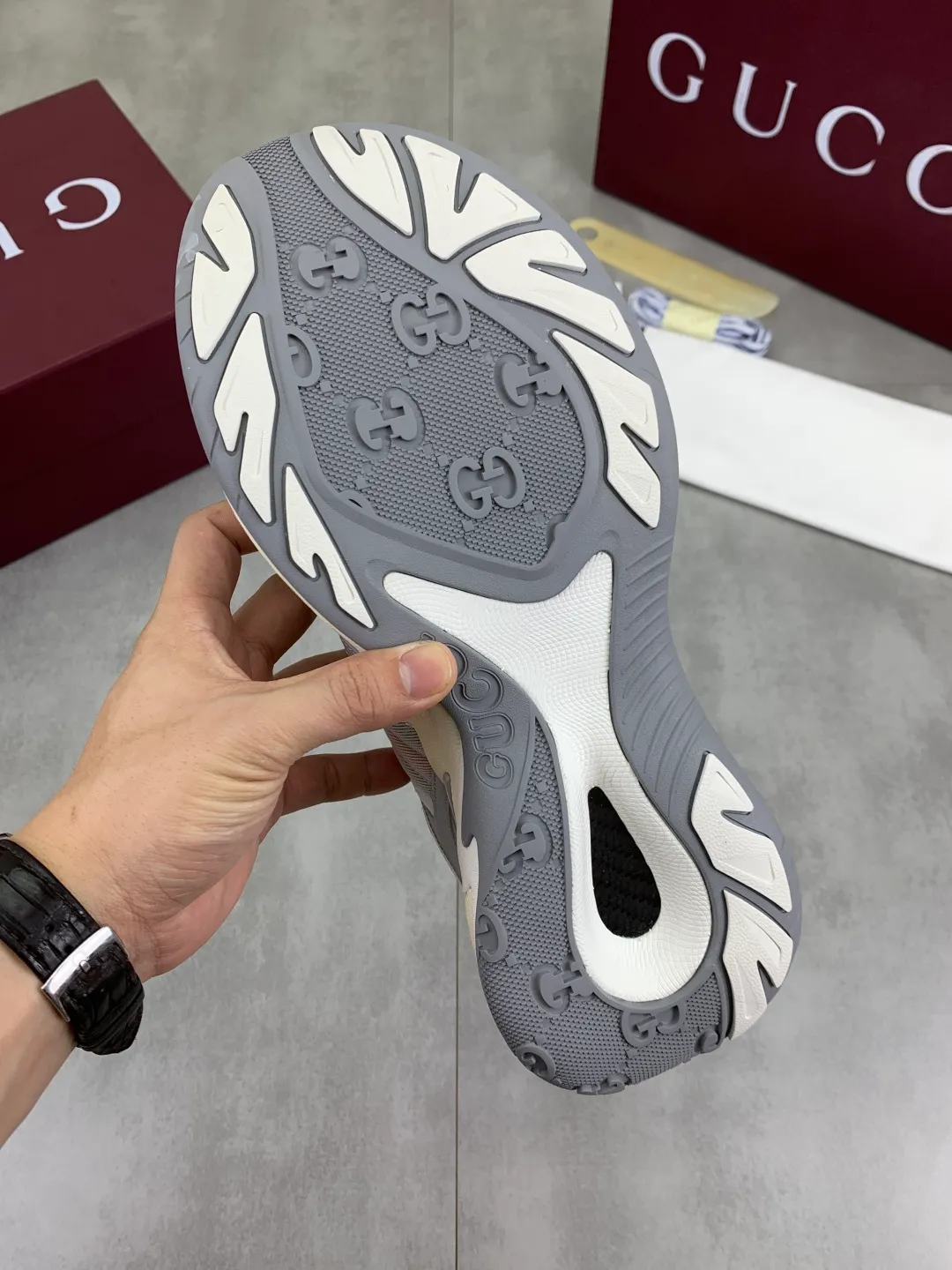 Men's shoes 💰P980 new style 💰 Gucci, couple style, women's style will be released later, new 2.0 futuristic sneakers‼ ️A pair of subversive sneakers is here. Gucci 2.0, a full series of 4 colors with key investment, smart silhouette: slightly curved forefoot design, you can clearly feel the propulsion when commuting and trotting, and it can enhance the sense of line extension when paired with wide-leg pants or cycling pants. EVA thick soles not only have a comfortable height-increasing effect, but also reduce weight (it actually lasts 3 hours of shopping without tiring your feet!) Highlight moments for lazy people: 2. Just choose it for airport wear! You can take them off in seconds after passing the security check (you can put them on as soon as you lift the heel strap), because the shoes come with a sliding buckle, so no need! ! Tie your shoes. Really achieve the sense of relaxation that goes with you. Size: Female 35-40 Male 39-45